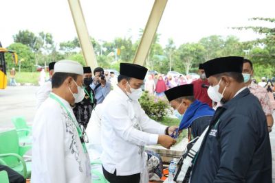 107 Jemaah Calon Haji Kabupaten Siak di Lepas Oleh Wabup Husni Merza