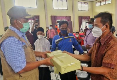 Kasus Covid-19 Tinggi di Bungaraya, Bupati Siak Bagi Masker ke Pasar dan Rumah Ibadah