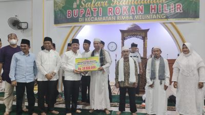 Safari Ramadhan di Rimba Melintang, Bupati Rohil Serahkan Bantuan 50 Juta